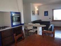 ampio soggiorno con cucina in tipico stile toscano