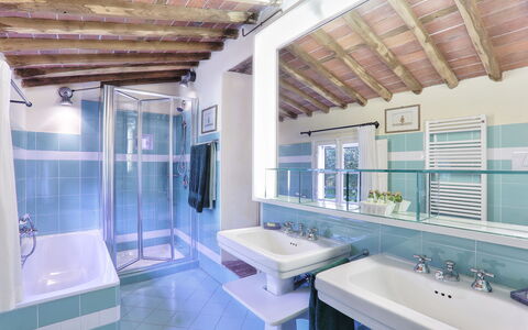 Le Pergole: Bathroom, Property, Room, Building, Interior Design, Architecture, House, Real Estate, Ceiling, Bathtub