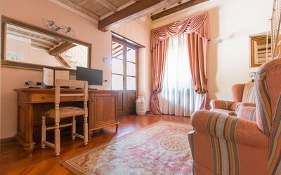Accommodation:&nbsp;Camelia