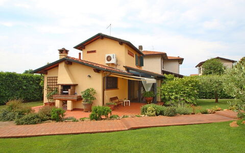 Casa Daniela: Residential Area, Shrub, House, Roof, Home, Garden, Yard, Hacienda, Shade