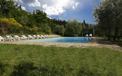 Le Logge: Nature, Natural Landscape, Water, Property, Water Resources, Sky, Reservoir, River, Tree, Swimming Pool