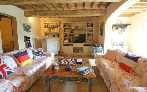 Casa Roberto: Furniture, Interior Design, Couch, Flooring, Wall, Wood, Floor, Room, Living Room, Ceiling