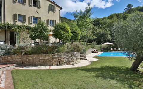 Angeloni: Property, Residential Area, Real Estate, House, Home, Building, Estate, Grass, Backyard, Yard