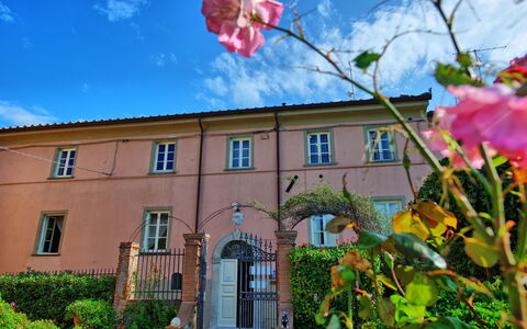 Il Gualdo: Property, House, Home, Sky, Town, Building, Real Estate, Architecture, Tree, Spring