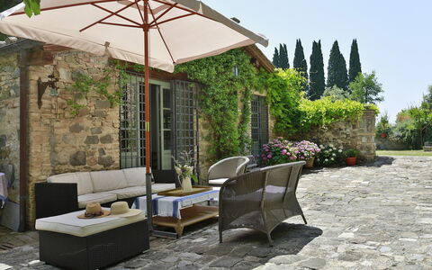 Villa Lorian: Property, Furniture, Patio, Umbrella, Building, Backyard, Yard, Room, House, Courtyard