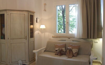 Accommodation:&nbsp;Iris