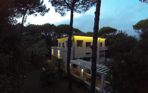 Marina Dei Ronchi Prestige: Tree, Sky, House, Architecture, Landscape, Vehicle, Home
